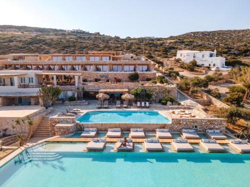 Bazén v ubytování Mythic Paros , Adults Only nebo v jeho okolí
