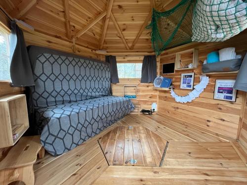 an interior view of a living room in a tiny house at KOTAs Accueil Vélo - Chez Flo & Marc in Chouzy-sur-Cisse