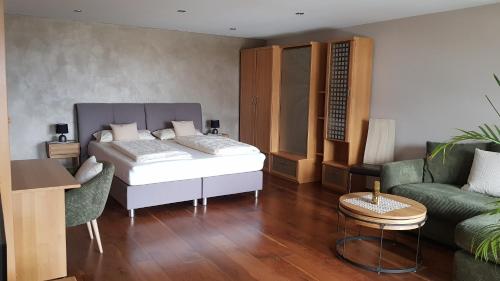 ピーゼンドルフにあるHaus Salzachblickのベッドとソファのある寝室