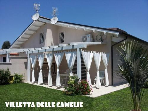 una casa con cortinas blancas en el patio en Circeo - Case vacanza, en San Felice Circeo