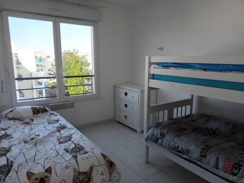 - une chambre avec des lits superposés dans l'établissement Bel appartement à Royan, tout à pied., à Royan