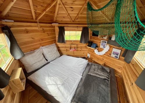 - une vue de tête sur un lit dans une petite maison dans l'établissement KOTAs Accueil Vélo - Chez Flo & Marc, à Chouzy-sur-Cisse