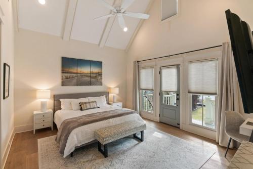 Postel nebo postele na pokoji v ubytování Stollaway Retreat - 525 Bartow