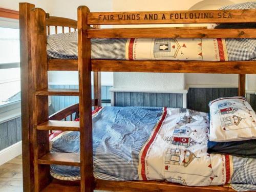 a bunk bed in a room with a bunk bedutenewayangering at The Little House in Conwy