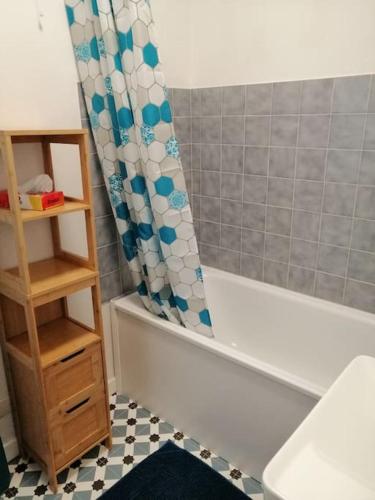 uma casa de banho com uma cortina de chuveiro e um WC em Charmant studio -Dieppe centre em Dieppe