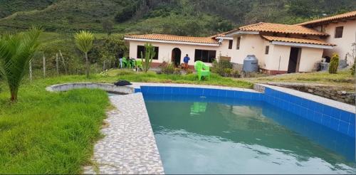 uma piscina em frente a uma casa em ALLIYN SAMAY 