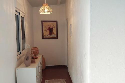 una habitación con un pasillo con una pintura en la pared en Casa do Vale en Vale de Água