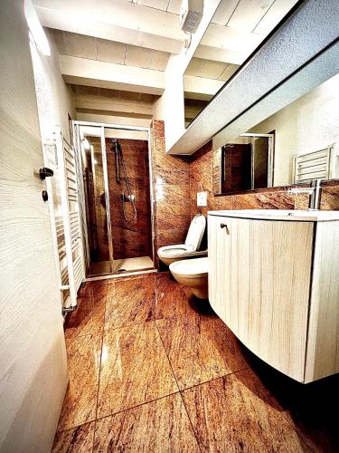 a bathroom with two toilets and a shower at Welcome Traveller AMORE APARTMENTS in Bardolino