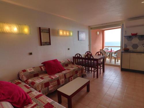 un salon avec deux canapés et une salle à manger avec une table dans l'établissement Beau T2 climatisé avec terrasse et parking privé à Sète - FR-1-472A-270, à Sète