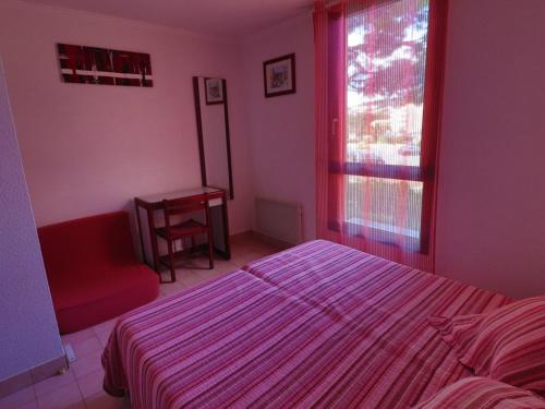une chambre avec un lit, une chaise et une table dans l'établissement Beau T2 climatisé avec terrasse et parking privé à Sète - FR-1-472A-270, à Sète