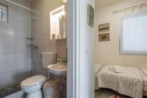 House Dubravka في كرينكا: حمام صغير مع مرحاض ومغسلة