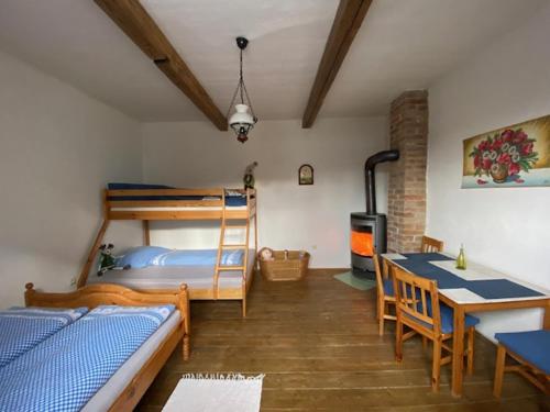 A bed or beds in a room at Chalupa u dedka Bešeňová -Liptovský Michal