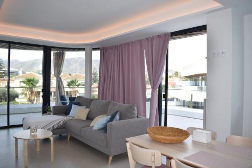 Luxury complex beachfront apartment, infinity pool, sauna, gym and large terrace