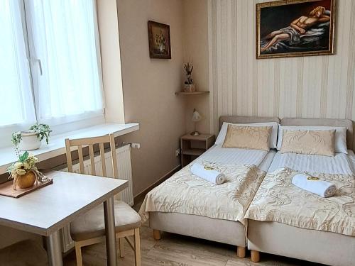 ein Schlafzimmer mit einem Bett und einem Schreibtisch sowie einem Tisch und einem Bett mit einem sidx. in der Unterkunft Puszek in Ustka