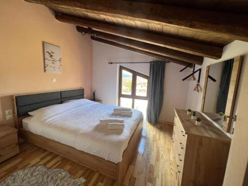 Un dormitorio con una cama grande y una ventana en North Chalet, en Arachova