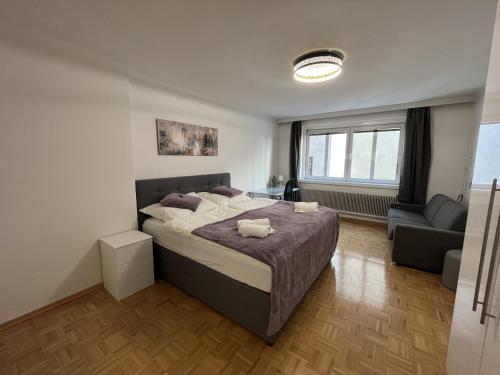 1 dormitorio con 1 cama grande y sala de estar en *Luxurious and Spacious family apartment*, en Viena