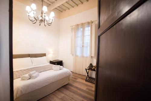 Una cama o camas en una habitación de Le SUITE del VICOLO