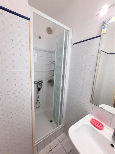 une salle de bain avec douche et lavabo dans l'établissement Cavalaire sur mer Appartement T3-160 m plage - 800 m Centre-ville. Park, à Cavalaire-sur-Mer