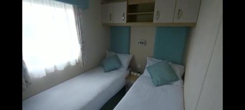 Postel nebo postele na pokoji v ubytování The Lock Castle Gate Carmarthen Bay Parkdean Resort