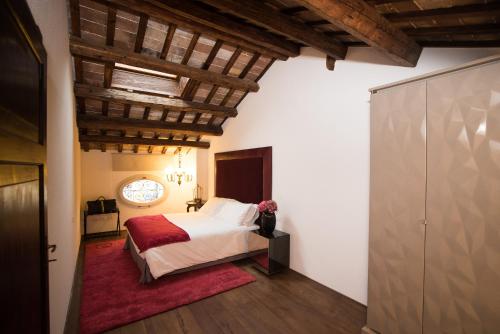 Una cama o camas en una habitación de Le SUITE del VICOLO