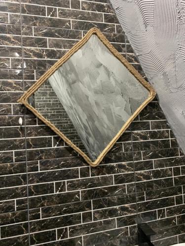 uno specchio sul lato di un muro di mattoni di Hillside Borjomi a Borjomi