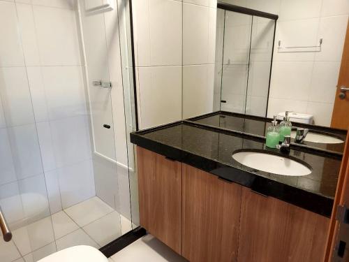 ein Badezimmer mit Waschbecken und Dusche in der Unterkunft Muro Alto Mana Beach Experience Apartamento B104 in Ipojuca