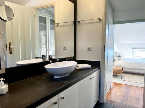 uma casa de banho com um grande lavatório num balcão em Ocean dream apartment em Cascais