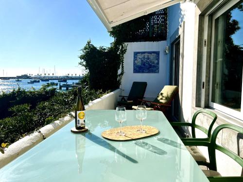 卡斯凱什的住宿－Ocean dream apartment，一张桌子上放着一瓶葡萄酒,放上两杯