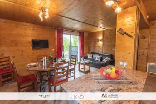 een keuken en een woonkamer met een tafel en stoelen bij Les Balcons Montagnards in Ax-les-Thermes