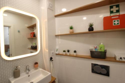 La salle de bains est pourvue d'un lavabo et d'un miroir. dans l'établissement Downtown Villa, à Faro