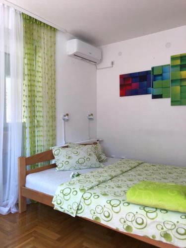 Schlafzimmer mit einem Bett und einem Fenster in der Unterkunft Apartman Radmanovac 2 in Vrnjačka Banja