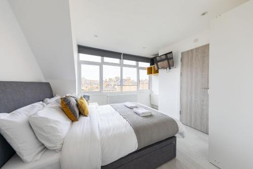 Un dormitorio con una cama grande y una ventana en Anson Hotel Modern And Spacious Loft Suite, en Londres