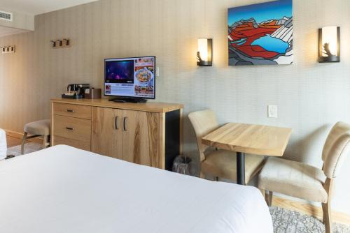 TV a/nebo společenská místnost v ubytování Moose Hotel and Suites