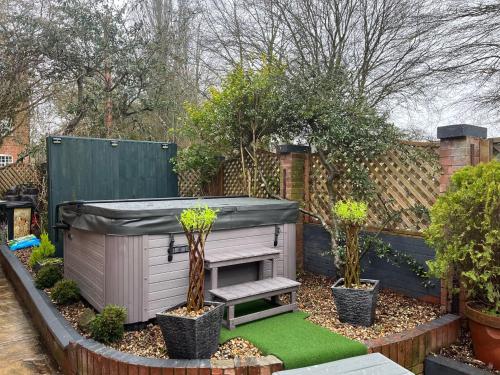 a garden with a dog house and some plants at Home in the Vale Of Evesham in Pershore