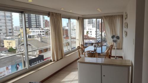 una cocina con vistas a la ciudad desde las ventanas en Punta Del Este, Península Santos Dumont, 2 dormitorios, 2 baños, 5 personas, en Punta del Este