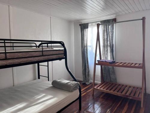 een kamer met 2 stapelbedden en een raam bij Mi Posada - La Cruz, Gte in La Cruz