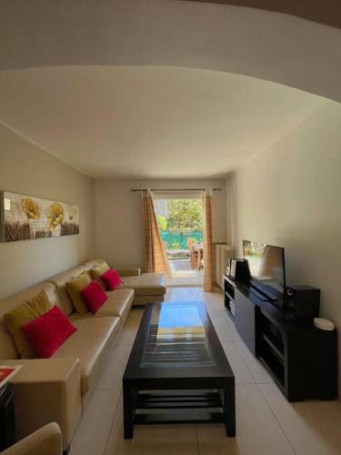 un salon avec un canapé et une télévision dans l'établissement Provencal house, sea side, private parking, à Nice