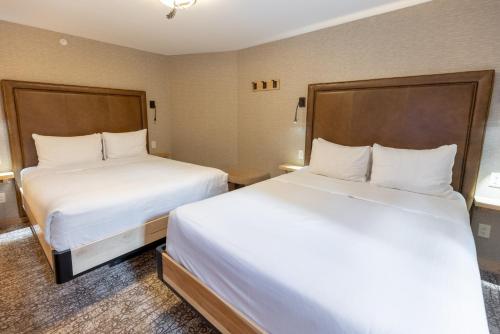 Postel nebo postele na pokoji v ubytování Moose Hotel and Suites