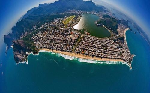 an aerial view of a small island in the ocean at Apt perto da praia com vaga e serv de arrumadeira in Rio de Janeiro