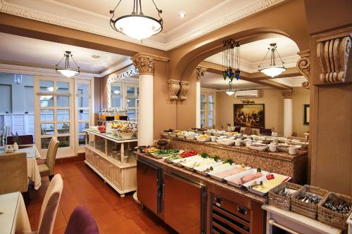 un restaurante con una línea de buffet con comida en Celal Sultan Hotel Special Class, en Estambul