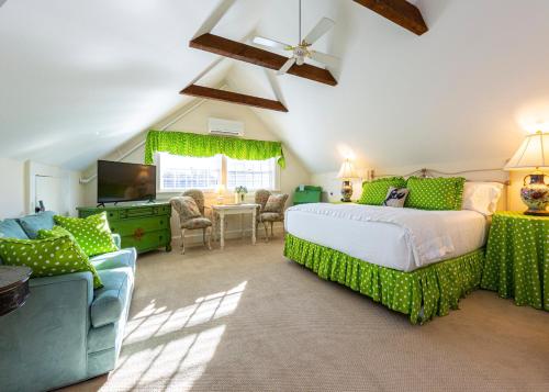 um quarto com uma cama, um sofá e uma televisão em Bass Cottage & Ullikana em Bar Harbor