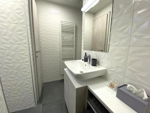 Koupelna v ubytování XO ROOMS & APARTMENTS MARIBOR with free private parking