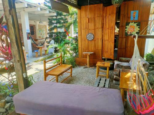 Pokój z łóżkiem, drewnianymi ścianami i krzesłami w obiekcie Munay Backpacker Hostel w mieście Montañita