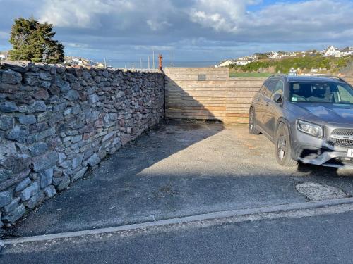 ブリクサムにあるLittle Trevio - seaside haven with parking and sea viewsのギャラリーの写真