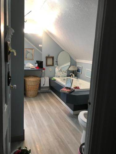 a bathroom with a tub and a sink and a toilet at gite des iles in Matane