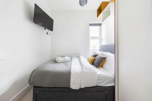 Ένα ή περισσότερα κρεβάτια σε δωμάτιο στο Functional Budget Stay with Wi-Fi and Laundry Facilities near Tube Station