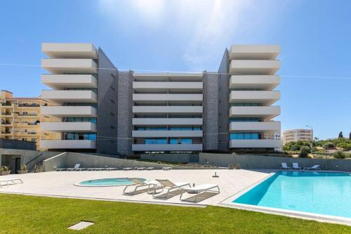Amazing central apartment with sea-view, close to beach with pool, sauna, WiFi and private parking