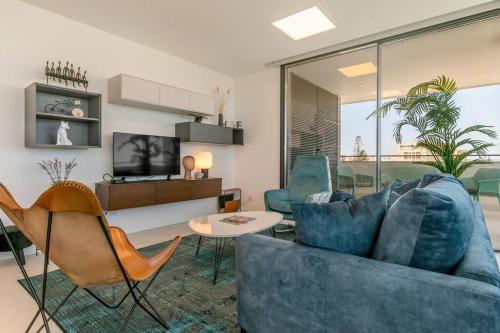 Amazing central apartment with sea-view, close to beach with pool, sauna, WiFi and private parking