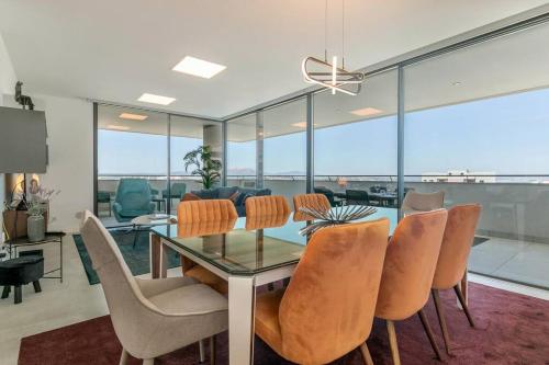 Amazing central apartment with sea-view, close to beach with pool, sauna, WiFi and private parking