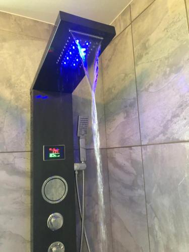 une machine avec un courant d'eau dans une douche dans l'établissement Le JLS Prestige 5 pers, à Deauville